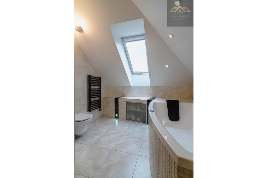 tarnowski, Tuch&oacute;w, Piotrkowice, Wyjątkowo położ&oacute;na willa podmiejska